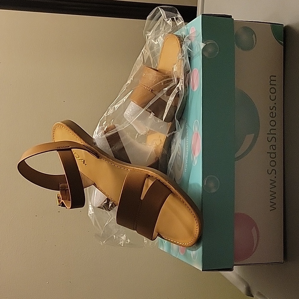NWT Women's Soda Sandals